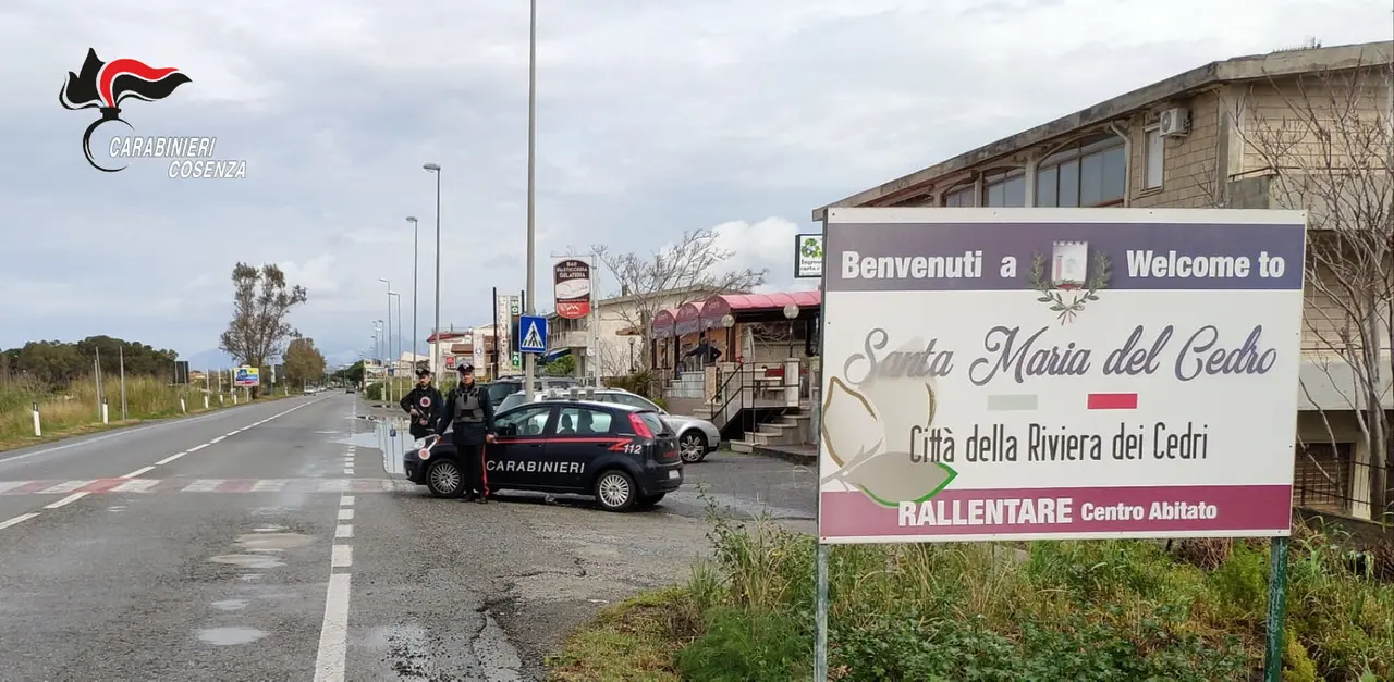 Grisolia, ruba due bottiglie di vino e rapina la barista