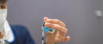 Vaccino covid, aziende italiane: principio attivo in 4-6 mesi