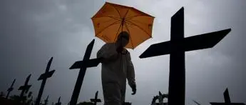 Covid Brasile, 1.972 morti in un giorno: mai così tanti
