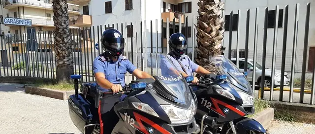 Danneggia le autovetture e poi aggredisce i militari: arrestato un extracomunitario dai Carabinieri