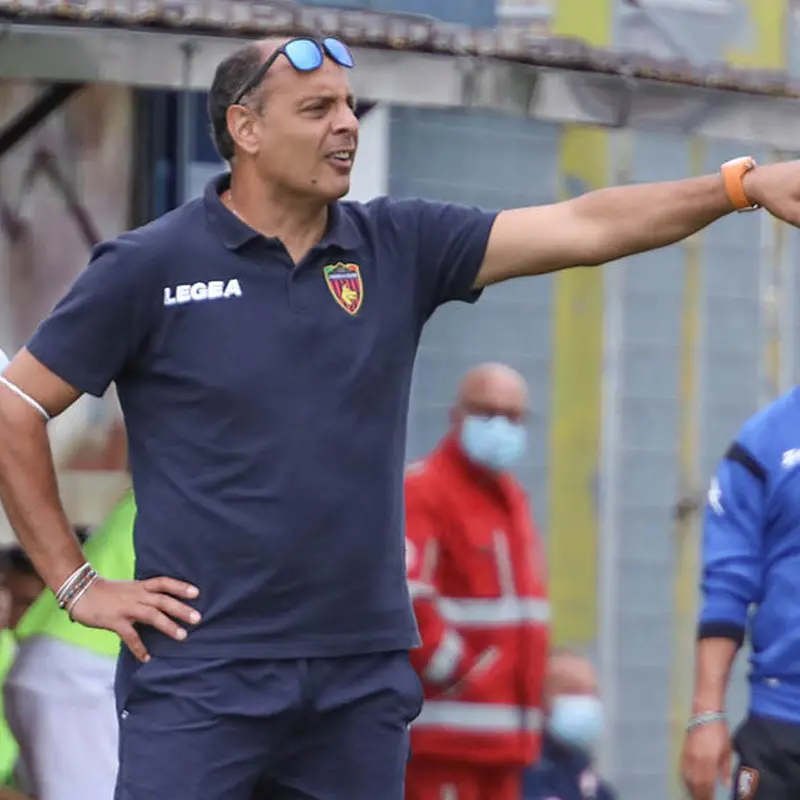 Cosenza, squadra allenata da Gatto. Sui social i calciatori salutano Dionigi