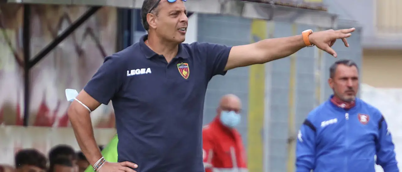 Cosenza, squadra allenata da Gatto. Sui social i calciatori salutano Dionigi