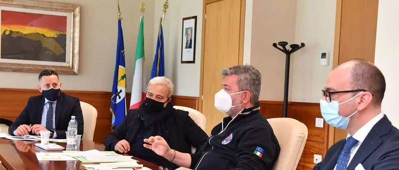 Lotto Astrazeneca, l'Unità di crisi: «Somministrate più di 5mila dosi, verifiche sui vaccinati»