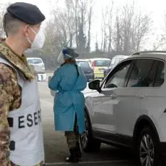 Vaccino covid in auto, a Milano e Roma ecco i drive through