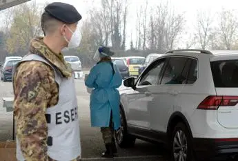 Vaccino covid in auto, a Milano e Roma ecco i drive through