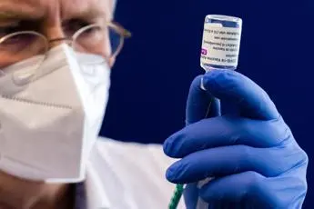 Vaccino covid AstraZeneca sospeso in Germania