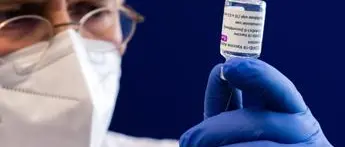 Vaccino covid AstraZeneca sospeso in Germania