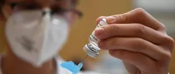 AstraZeneca, Palù: \"Ema valuta se serve cautela per alcuni soggetti\"