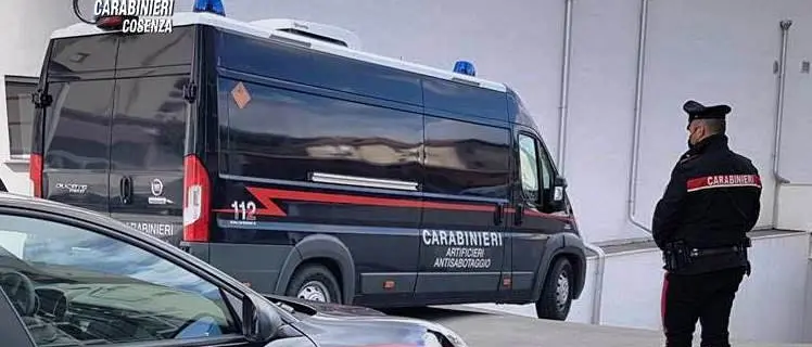Cosenza, ordigno esplosivo e pistola mitragliatrice pronta all’uso: il blitz
