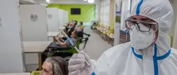 Vaccini Covid, Oms: \"Pochi eventi gravi su milioni di vaccinati\"