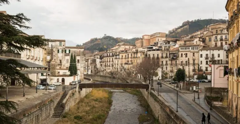 Basta con la distruzione selettiva del Centro storico di Cosenza