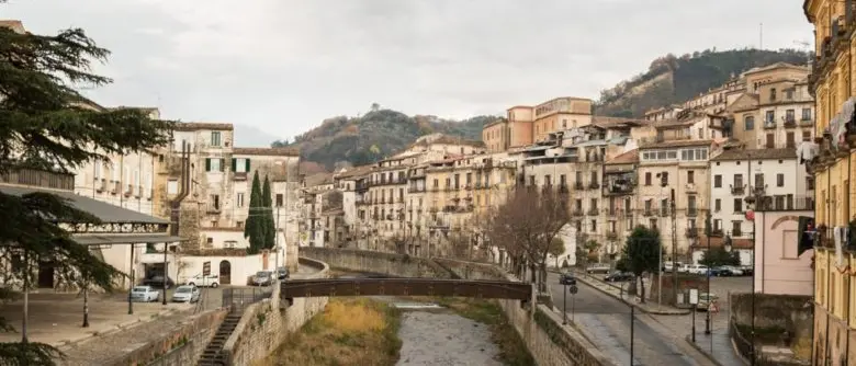 Basta con la distruzione selettiva del Centro storico di Cosenza