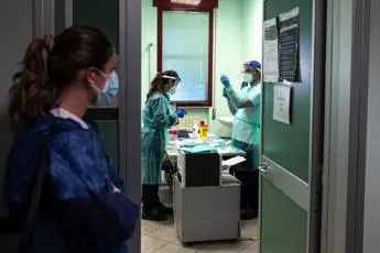 AstraZeneca, Aifa: \"Domani riprendono vaccinazioni\"