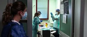 AstraZeneca, Aifa: \"Domani riprendono vaccinazioni\"