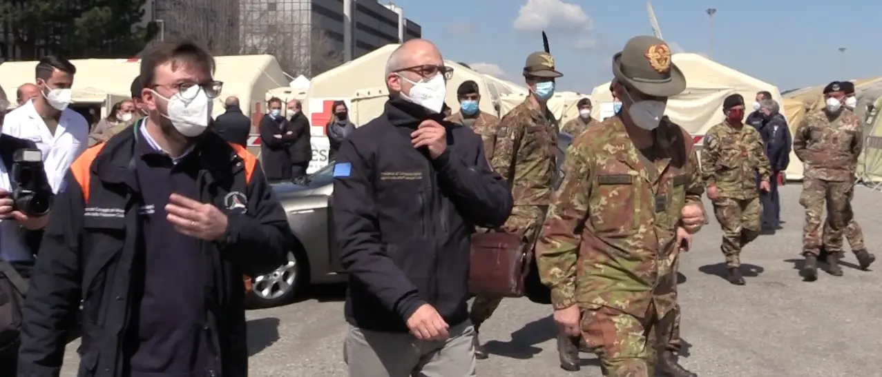 Cosenza, Figliuolo visita il centro vaccini. E Morra... VIDEO