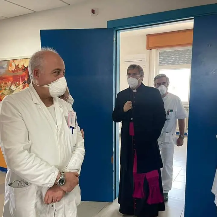 Monsignor Savino fa visita agli ammalati ricoverati a Castrovillari