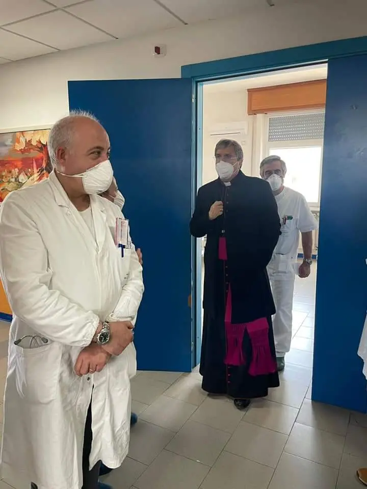 Monsignor Savino fa visita agli ammalati ricoverati a Castrovillari