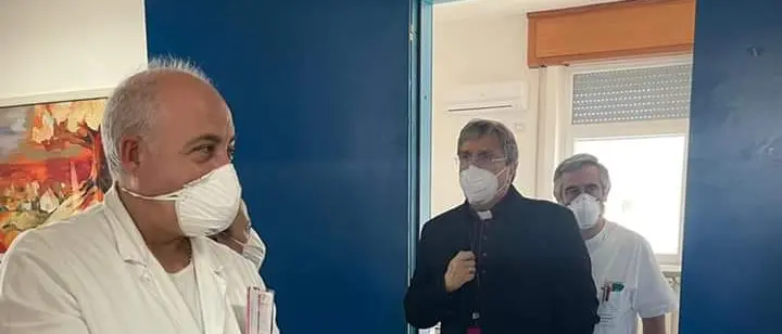 Monsignor Savino fa visita agli ammalati ricoverati a Castrovillari