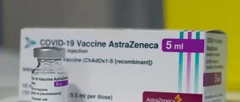 Vaccino AstraZeneca cambia nome, ora si chiama Vaxzevria