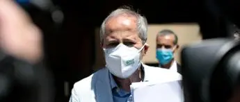 AstraZeneca, Crisanti: \"Trombosi? Aereo 100 volte più rischioso\"