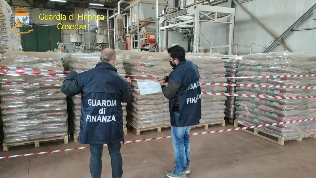 Pellet contraffatto, maxi sequestro della Finanza a Paterno Calabro | VIDEO