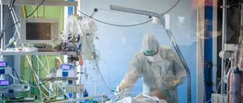 Covid Lombardia, \"quasi 900 persone in terapia intensiva\"