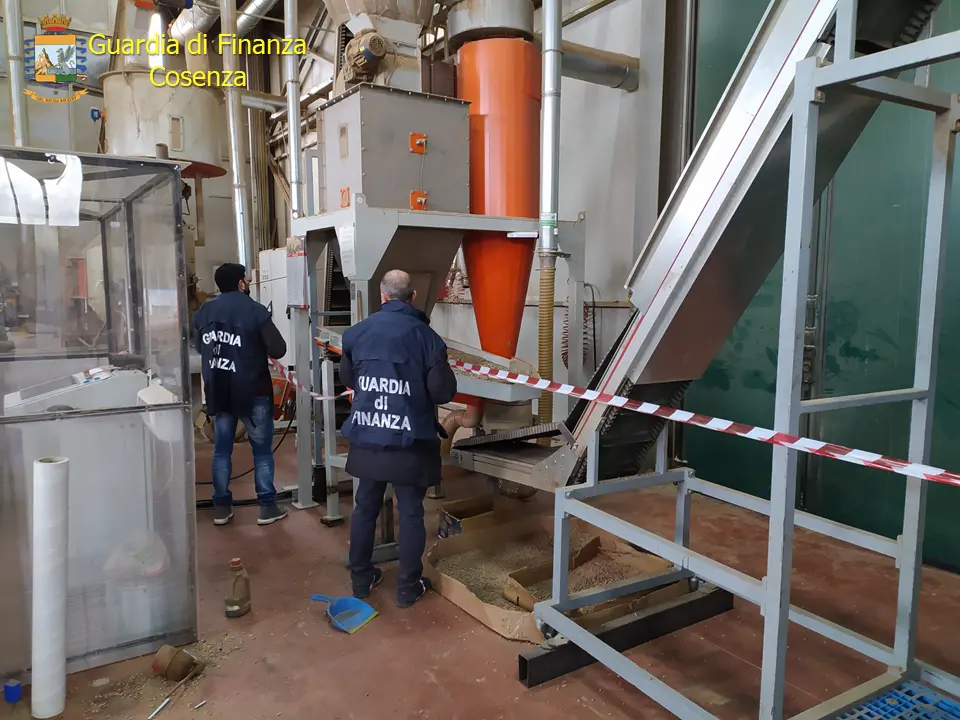 Paterno Calabro, finanzieri scoprono pellet contraffatto: maxi sequestro