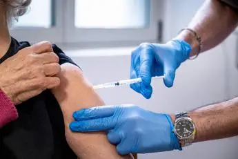 Vaccino Covid, priorità over 80 e fragili: firmata ordinanza Figliuolo