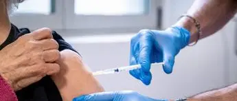 Vaccino Covid, priorità over 80 e fragili: firmata ordinanza Figliuolo