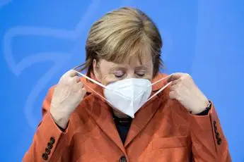 Covid, dramma Germania, boom di contagi. Negli Usa vaccino obbligatorio nelle aziende