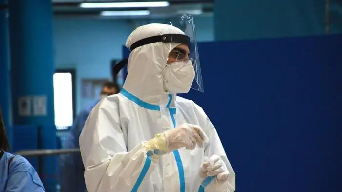 Covid: operatore sanitario vaccini tamponi , ANSA