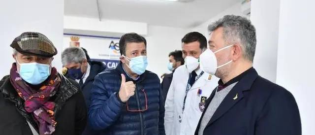 Covid, Spirlì al centro vaccinale di Reggio: «Grande aiuto da ministeri»
