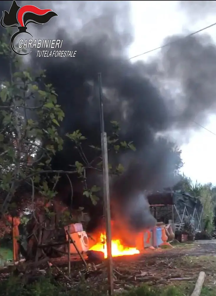 Incendia rifiuti, una denuncia a Lattarico: tutti i dettagli