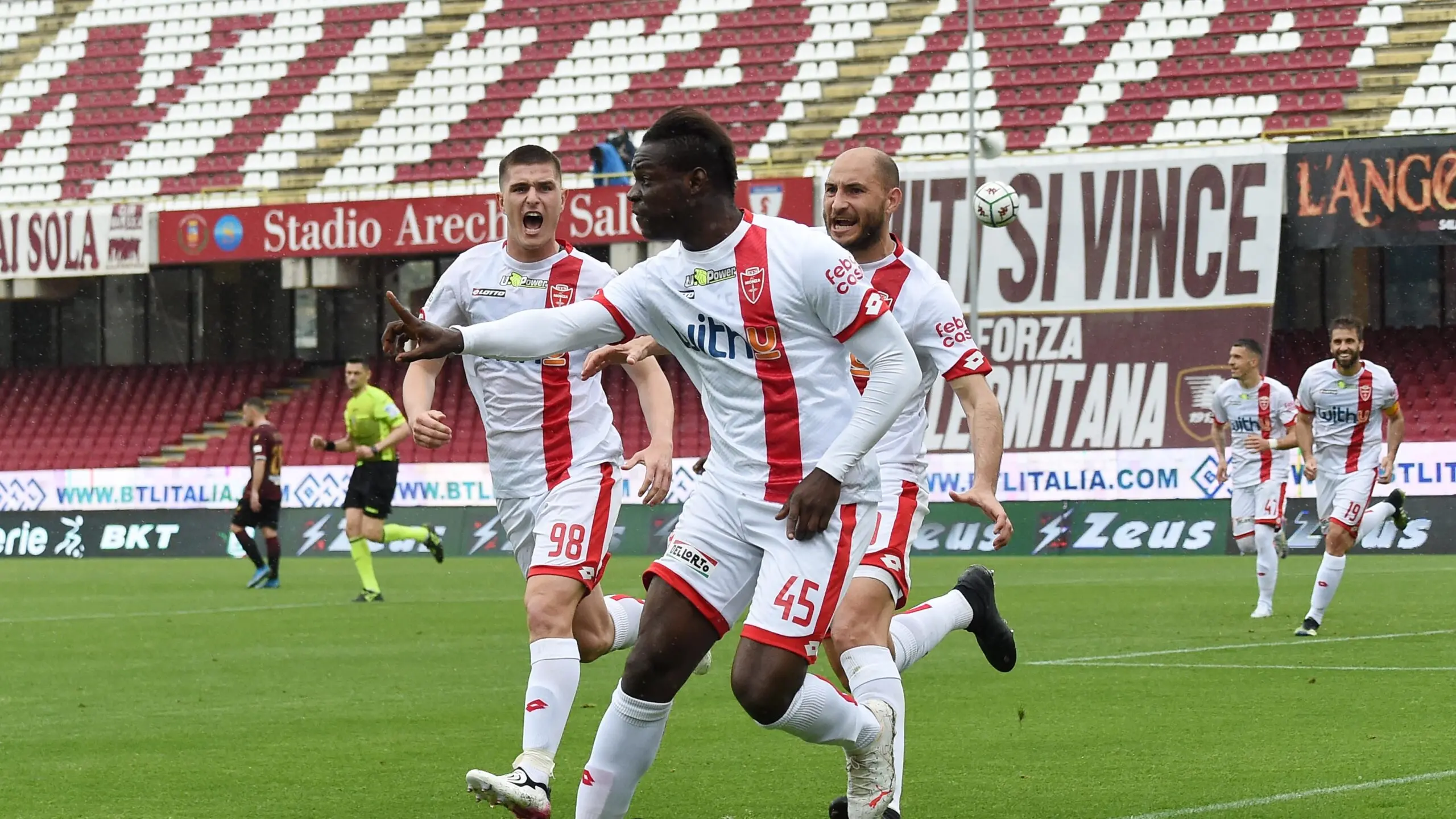 sal - 01 05 2021 Salernitana - Monza Campionato Serie BKT 2020-21 Nella foto: balotelli esulta dopo il gol del 1-2 Foto Tanopress /Francesco Pecoraro