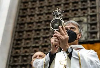 San Gennaro oggi il miracolo, il sangue si è sciolto