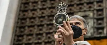 San Gennaro oggi il miracolo, il sangue si è sciolto