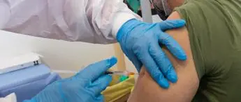 AstraZeneca, Viola: \"Vaccino ad under 60? Solo agli uomini\"