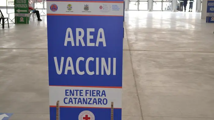 Centro vaccinale Catanzaro , ANSA
