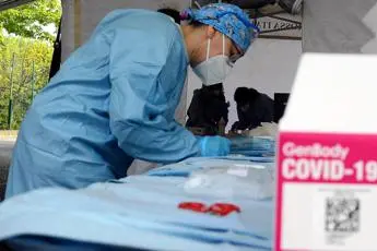 Covid Italia, Crisanti: \"E' ora di fare più tamponi\"