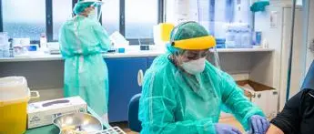 Covid, anticorpi per almeno 8 mesi dopo infezione: studio italiano