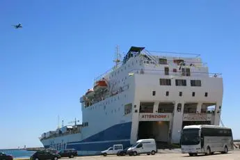 Tragedia in gita scolastica: ragazza di 17 anni muore sul traghetto in viaggio verso Palermo