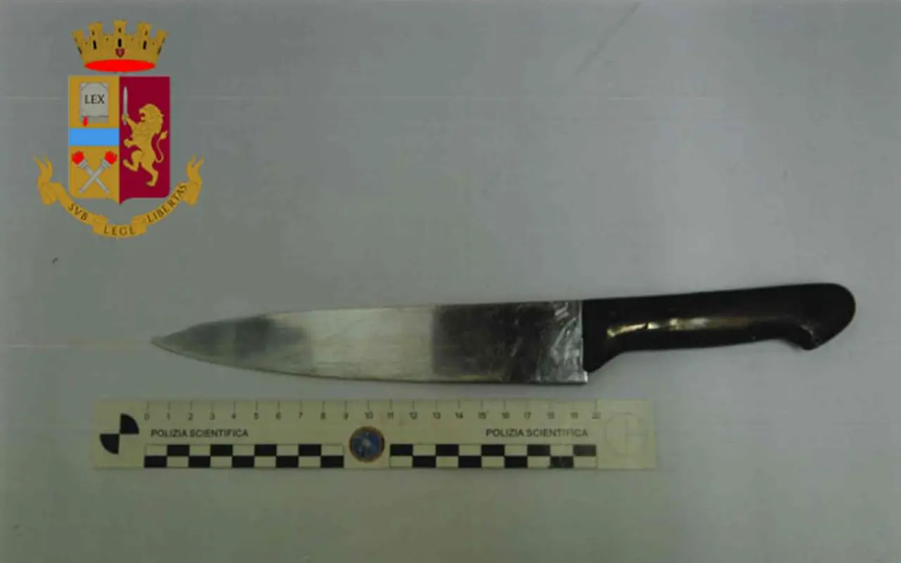 Brandiva coltello fuori da un supermercato: diceva di voler uccidere due persone