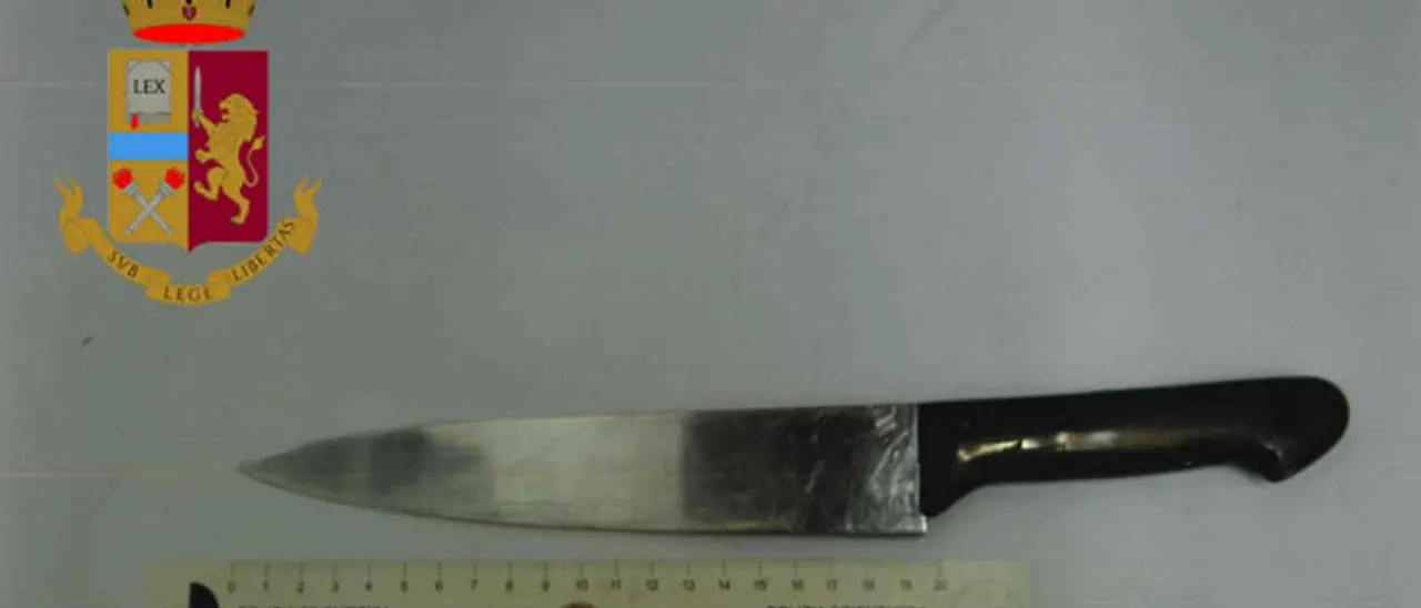 Brandiva coltello fuori da un supermercato: diceva di voler uccidere due persone