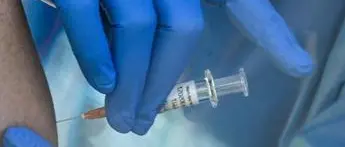 Vaccini in Italia, gli effetti: crollo dei contagi e dei morti