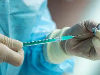 AstraZeneca-Pfizer, mix vaccini funziona: studio su Nature