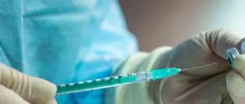 AstraZeneca-Pfizer, mix vaccini funziona: studio su Nature