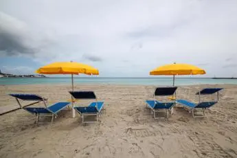 Covid estate 2021, Pregliasco: \"Flirt? Mano nella mano sì, ma niente baci\"