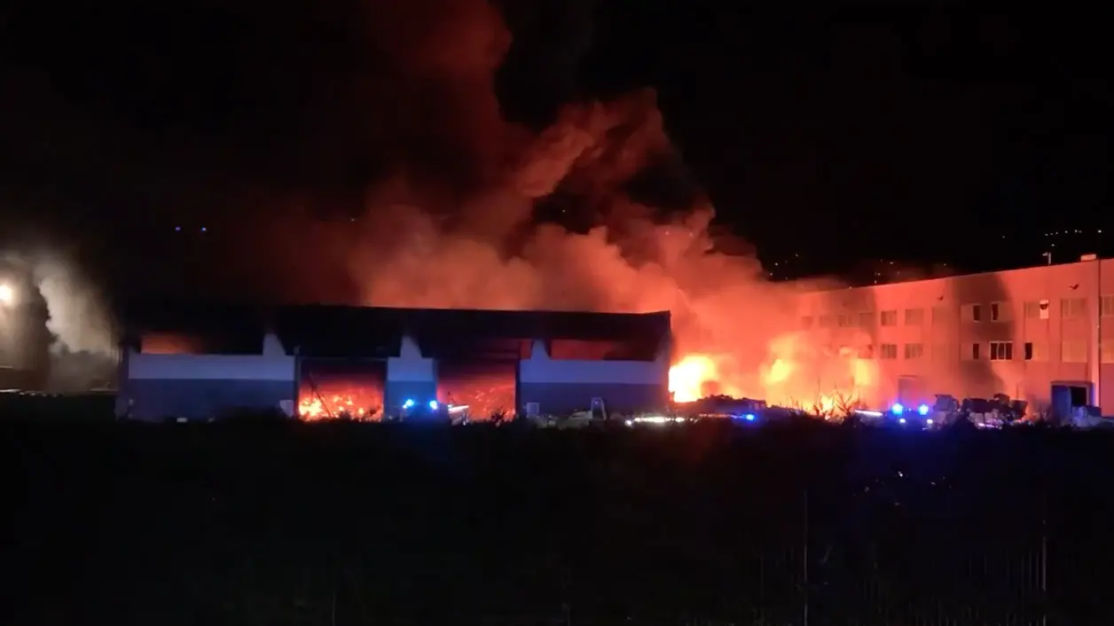 Calabra Maceri, vasto incendio nel centro stoccaggio rifiuti VIDEO | LA NOTA DELL’AZIENDA