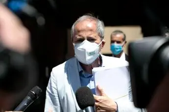 Immunità di gregge, Crisanti: \"Non è certo che si raggiunga\"
