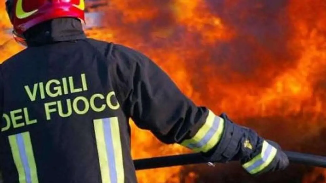 Rossano, allarme criminalità: auto in fiamme in pieno giorno